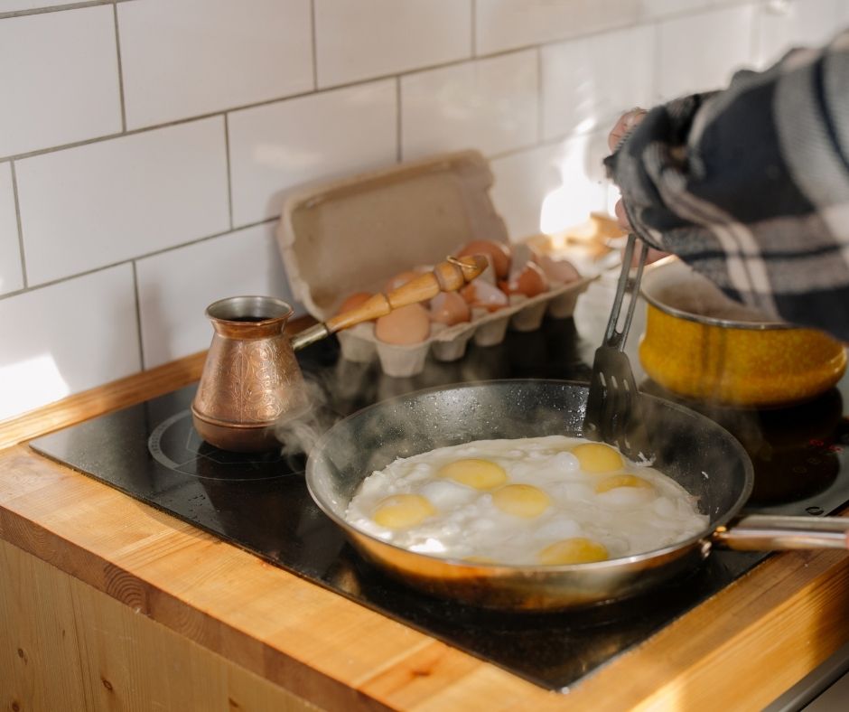 cách thử độ bền chảo chống dính bằng trứng