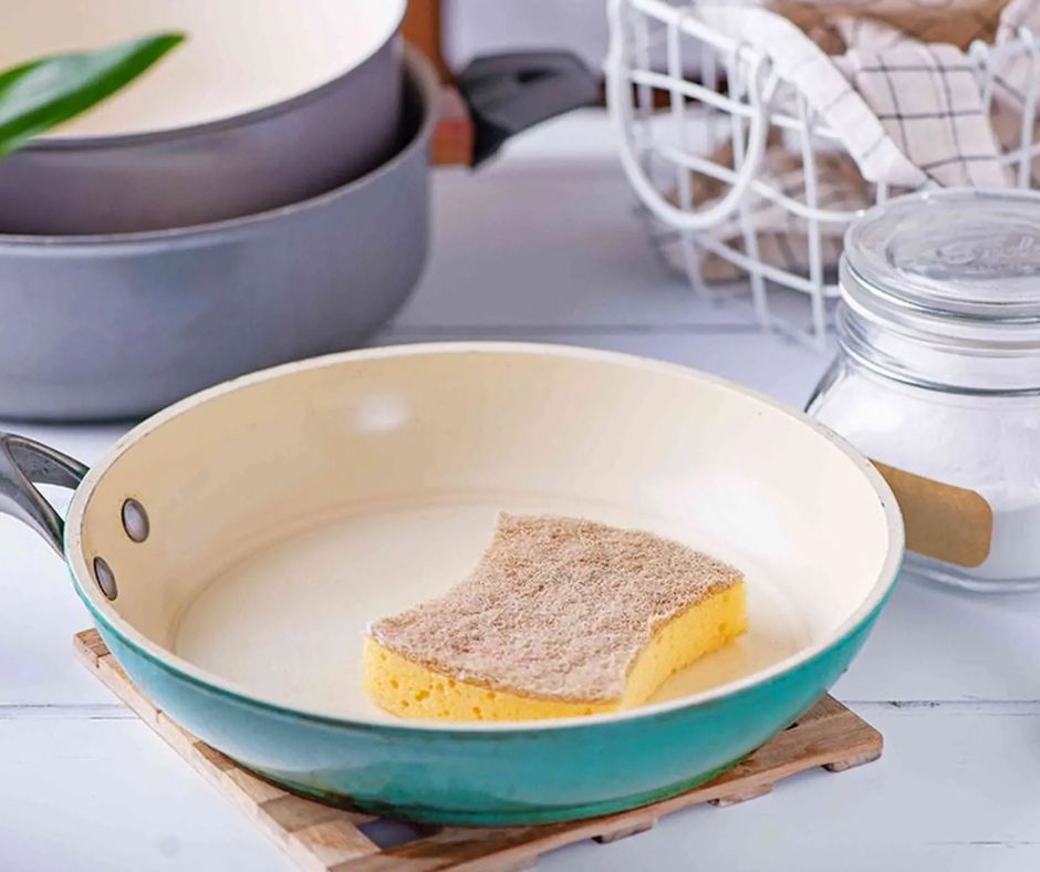 vệ sinh chảo chống dính mới mua về