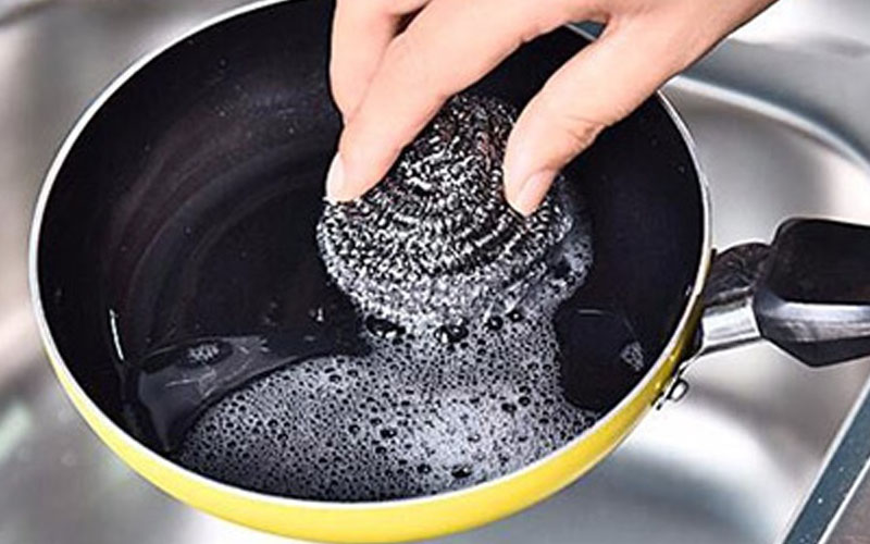 dùng kim loại, vật sắc nhọn để rửa chảo chống dính