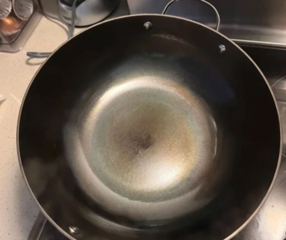 Vì sao chảo đáy từ cong ở giữa?