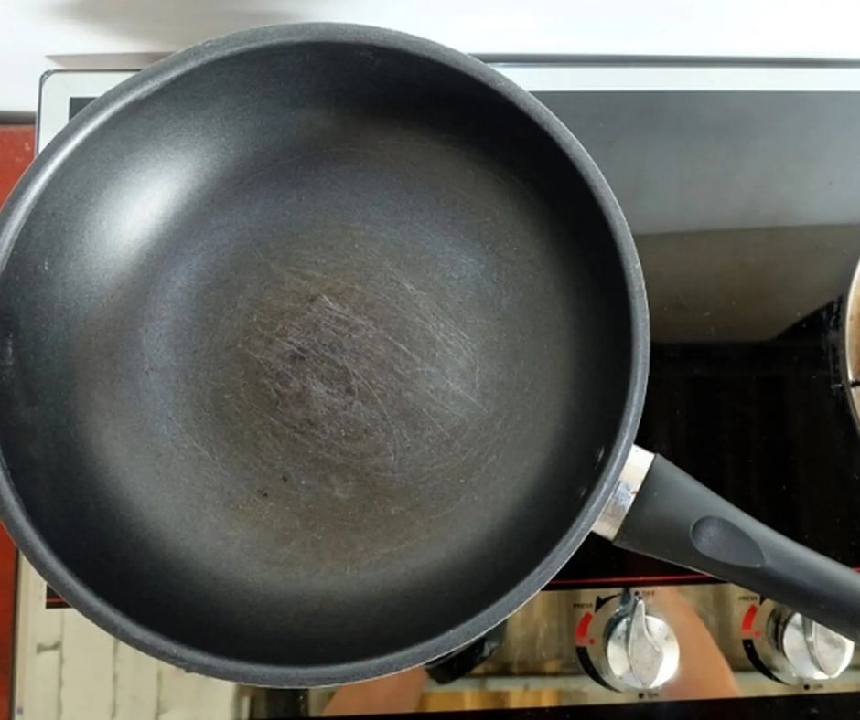 Chảo đáy từ bị phồng có dùng tiếp được không?