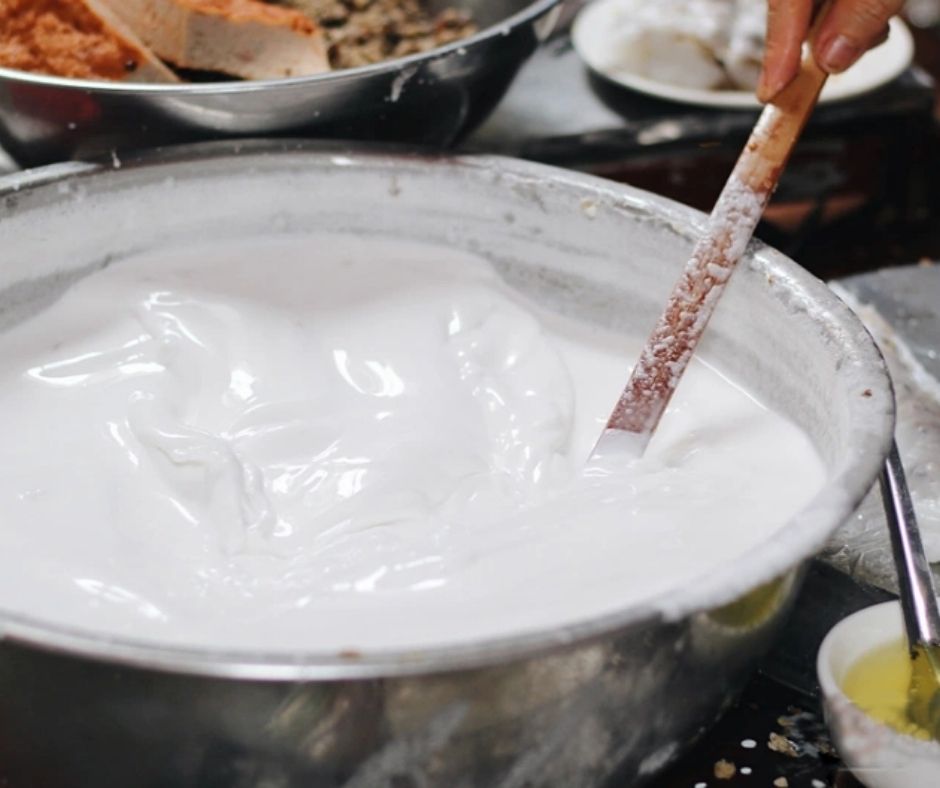 Làm bánh cuốn bằng chảo chống dính có ngon như ngoài hàng không?