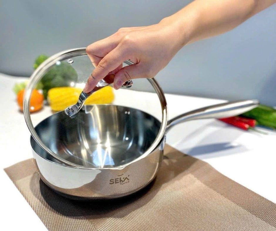 Chảo inox Seka sâu lòng giúp xào nấu dễ dàng.
