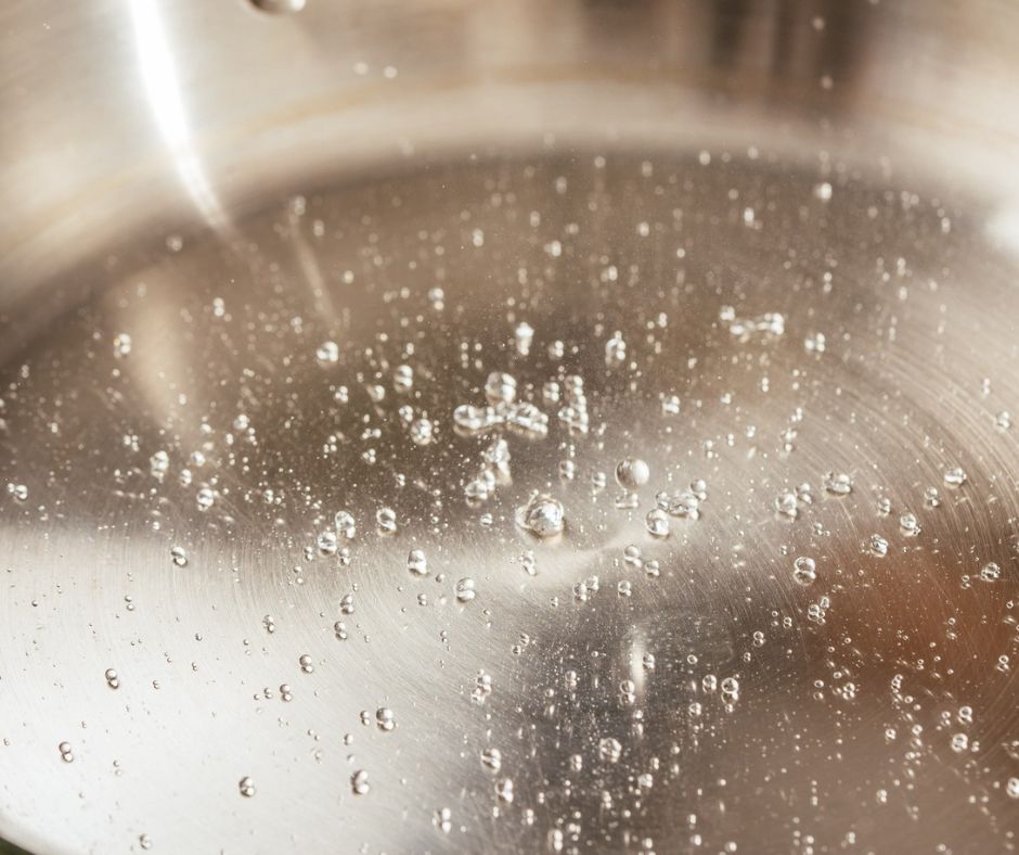 Rán cá rô bằng chảo inox cần làm nóng chảo trước.