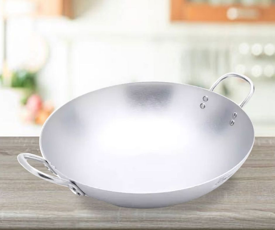 Chảo xào thực phẩm dùng để nấu nhiều món khác nhau.