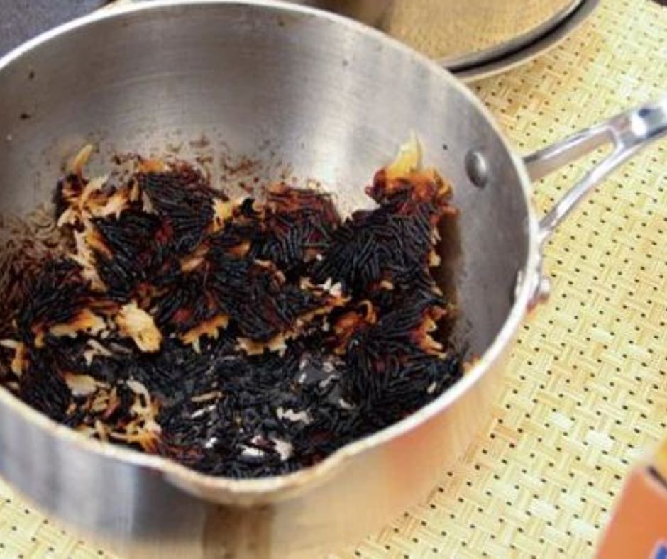 Tẩy vết ố vàng trên chảo inox bằng giấm rất hiệu quả.