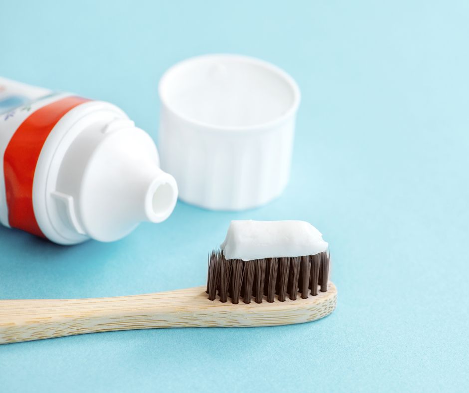 Nước nóng giúp làm mềm và dễ xử lý vết ố.