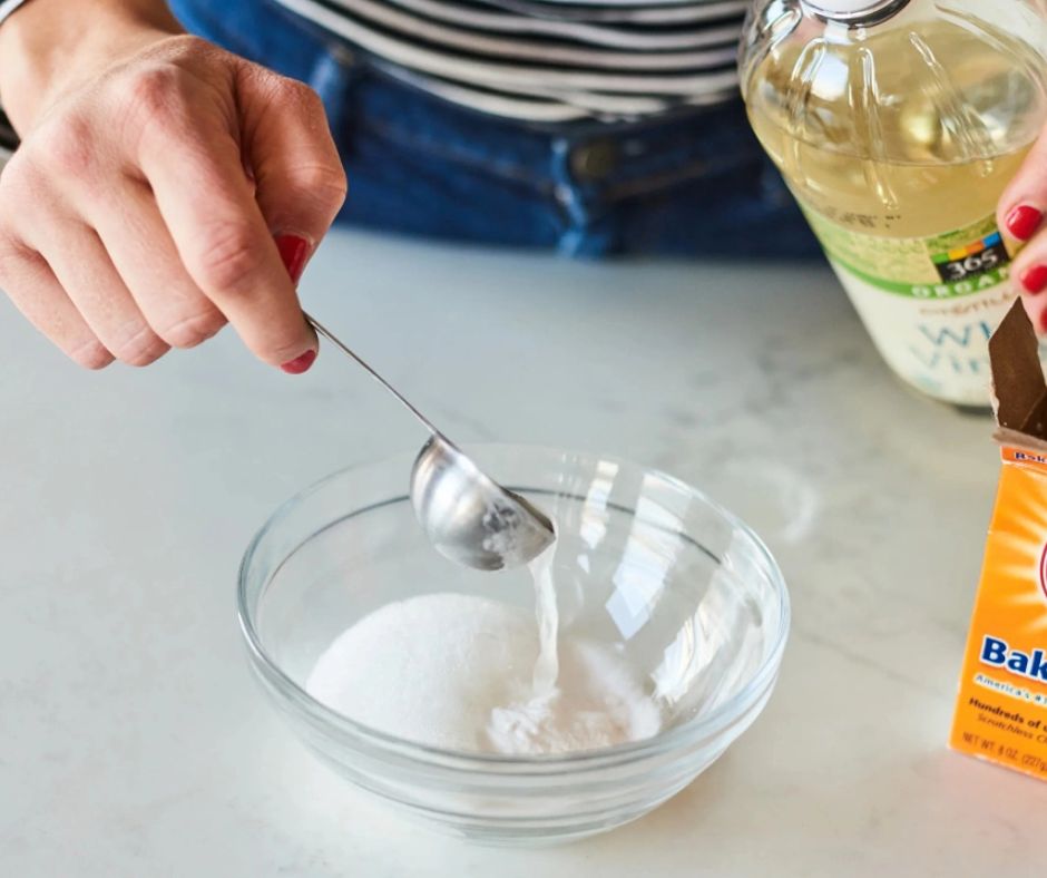 Chảo inox bị ố vàng có thể làm sạch bằng nước cốt chanh.