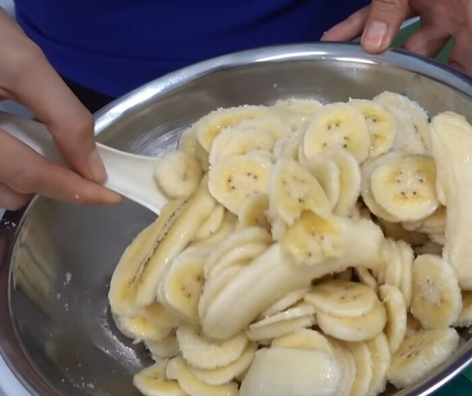 Chảo chống dính giúp bánh chuối không bị dính chảo.