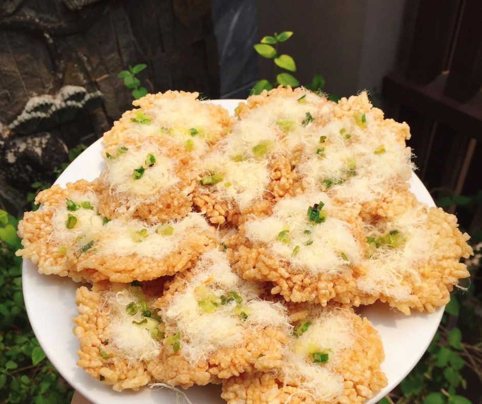 Làm cơm cháy bằng chảo chống dính dễ thành công.