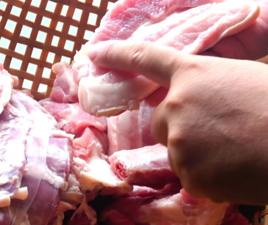 Nướng thịt bằng chảo chống dính cho hương vị thơm ngon.