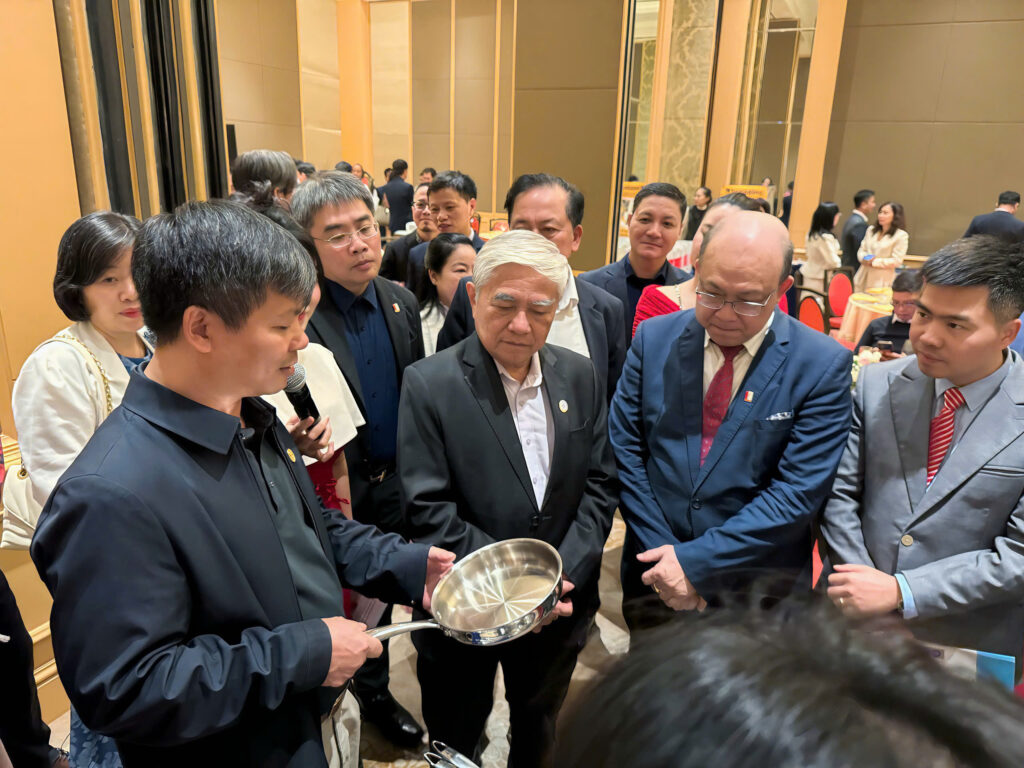 Michi Việt Nam giới thiệu nồi chảo công nghệ nano tại Gala Tổng kết 2025 CLB Doanh nhân Bách Khoa