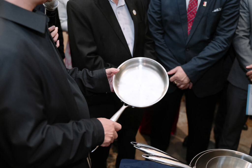 3. Lãnh đạo Bộ KH&CN và Đại học Bách Khoa Hà Nội tham quan gian hàng Michi Việt Nam tại Gala 2025