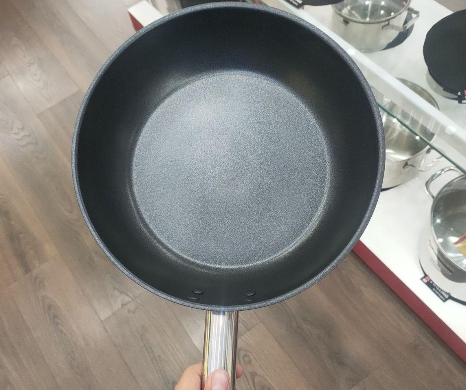 Chảo Ecalite EP-28EHN chống dính an toàn cho sức khỏe.