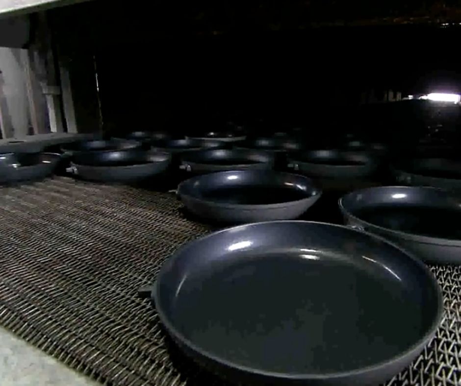 Chảo chống dính được phủ lớp chống dính đặc biệt trên bề mặt.