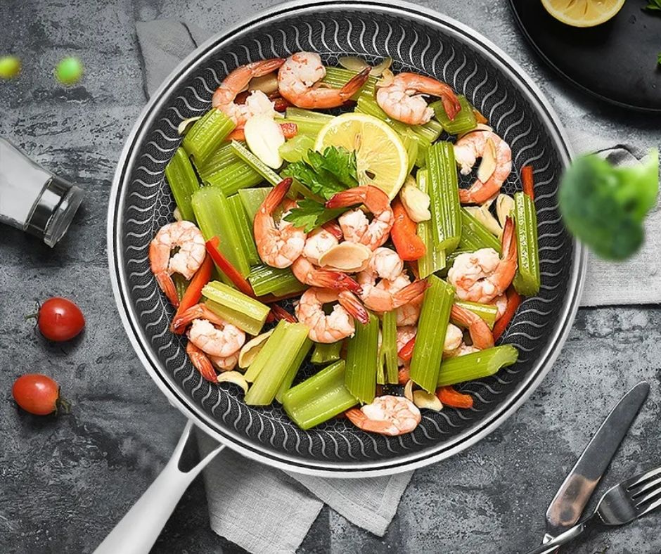 Chảo chống dính tổ ong Nhật Bản dẫn nhiệt đều khi nấu.