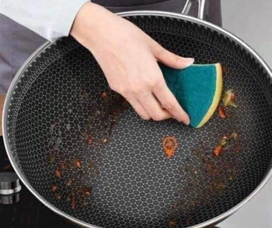 Chảo chống dính tổ ong Nhật Bản rất dễ vệ sinh.