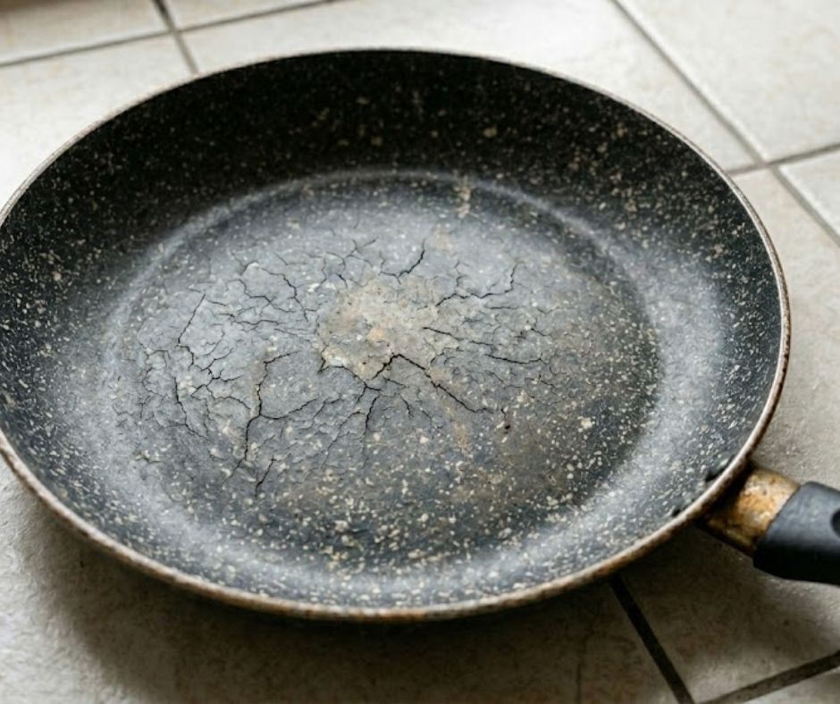 Chảo đá chống dính men hoa cương không bị dính thực phẩm.