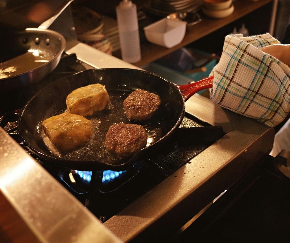 Chảo gang giữ nhiệt tốt hơn chảo inox khi nấu.