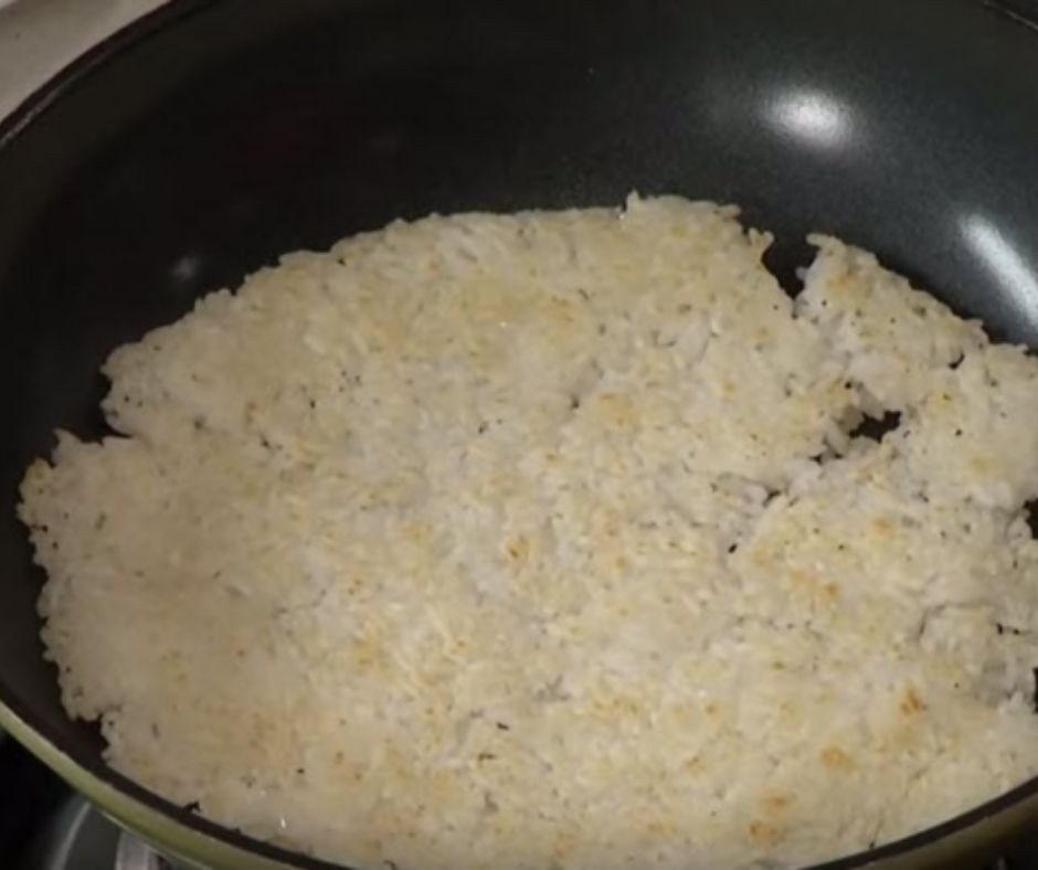 Cơm cháy chà bông có thể làm dễ dàng bằng chảo.